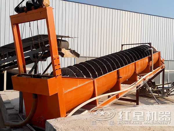 黑錳礦螺旋分級(jí)機(jī)工作現(xiàn)場