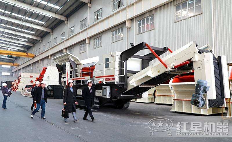 河南鄭州移動(dòng)式粉碎機(jī)廠家，用戶參觀車間