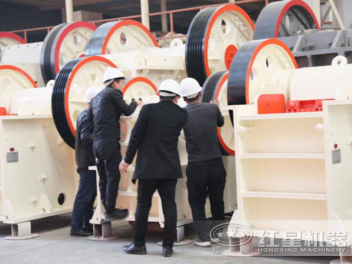 用戶到場參觀鄂式碎石頭機，查看細節(jié)