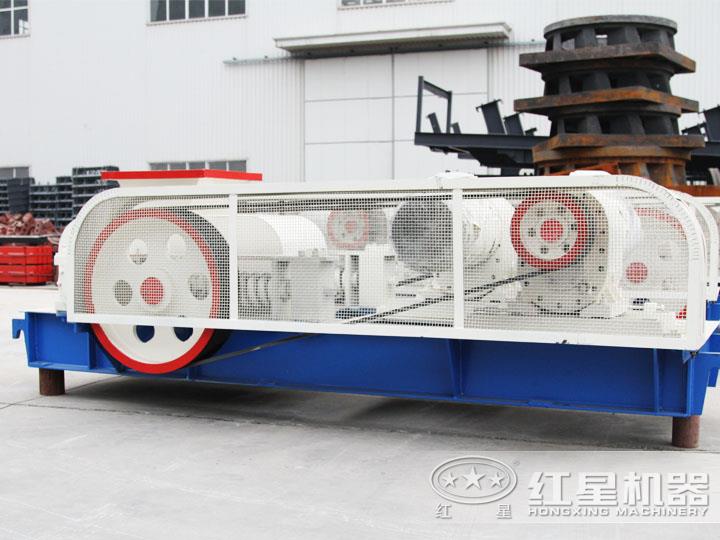 強(qiáng)力齒輥破碎機(jī)，體積小，破碎比大